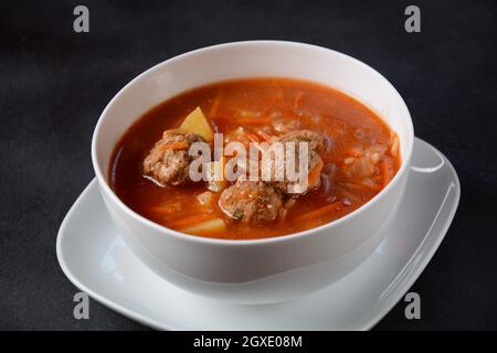 Patatesli Sulu Kofte – Türkische Suppe mit Fleischbällchen in einer weißen Schüssel. Stockfoto