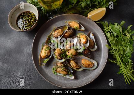 Klassische französische Mahlzeit Moules marinière Marinara Muscheln mit Knoblauch, Sauce, Zitrone und Petersilie. Stockfoto