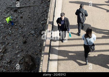 London, England. Menschen, die am 28. September 2021 in London, Großbritannien, entlang der South Bank laufen. Kredit: SMP NACHRICHTEN / Alamy Live Nachrichten Stockfoto