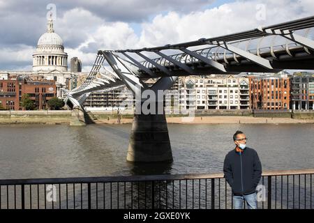 Ein Tourist mit Blick auf die St Pauls Cathedral und die Millennium Bridge auf der Bankside am 28. September 2021, London, Großbritannien. Kredit: SMP NACHRICHTEN / Alamy Live Nachrichten Stockfoto