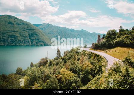 Blick über das Dorf Anfo am Idrosee, Lombardei, Italien an sonnigen Sommertagen. Kopierbereich, Softfokus. Konzept der Sommerzeit. Stockfoto