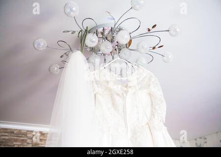 White Wedding Dress bestickt mit Perlen hängen Kronleuchter Stockfoto