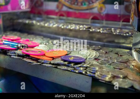 Münzprüfermaschine mit vielen Münzen Stockfoto