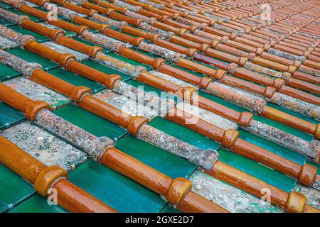 Alte grüne und braune Keramikfliesen. Stockfoto