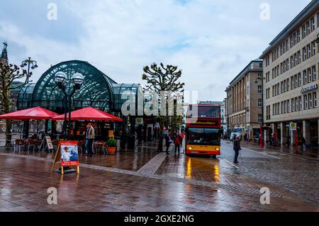 Der Tourbus hielt am Rathausmarkt. Berühmte Touristenattraktion im Altstadtviertel. Hamburg, Deutschland 08. Mai 2014 Stockfoto