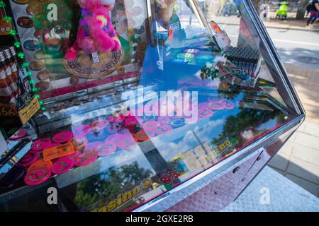 Münzprüfermaschine mit vielen Münzen Stockfoto