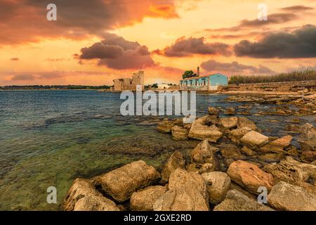 Tonnara in Vendicari bei Sonnenuntergang in Sizilien. Stockfoto