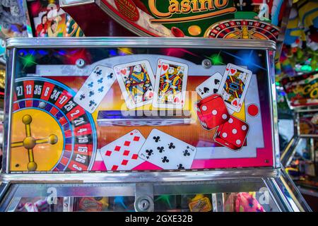 Münzprüfermaschine mit einem Kartenspiel Stockfoto