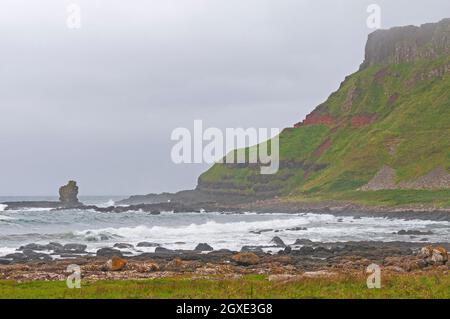 Raue Klippen an einer Foggy Coast in Nordirland in der Nähe Der Giants Causeway Stockfoto