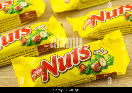 Hamburg, Deutschland - 15 2021. August: 5 Schokoladen-Riegel Nüsse auf Holzhintergrund Stockfoto