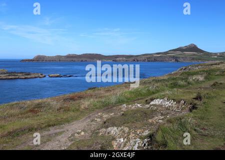 St David's Head und Carn Llidi vom National Park Coast Path zwischen St Justinians und Porthselau, St Davids, Pembrokeshire, Wales, Großbritannien, Europa Stockfoto