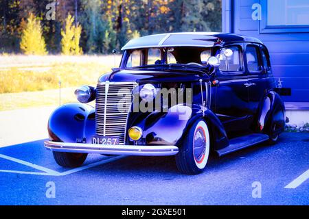 Schwarzes klassisches Chevrolet-Auto aus den späten 1930er Jahren, das auf einem öffentlichen Parkplatz abgestellt wurde. Verbesserte Farben. Salo, Finnland. 26. September 2021. Stockfoto