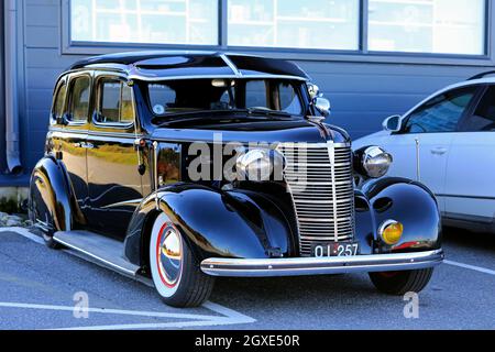 Schwarzes klassisches Chevrolet-Auto aus den späten 1930er Jahren, das auf einem öffentlichen Parkplatz abgestellt wurde. Salo, Finnland. 26. September 2021. Stockfoto