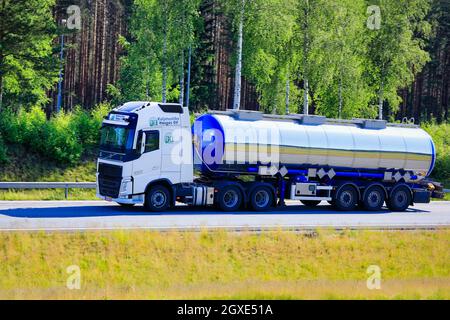 Weißer Volvo FH-Satteltanker von Kuljetusliike Haugas Oy, der an einem Sommertag mit hoher Geschwindigkeit Güter auf der Autobahn liefert. Salo, Finnland. 11. Juni 2021. Stockfoto
