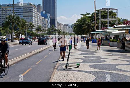 RIO DE JANEIRO, BRASILIEN - 27. DEZEMBER 2019: Menschen gehen auf dem Boardwalk an der Strandpromenade von der Strandpromenade von der Strandpromenade von der Strandpromenade von der Stockfoto