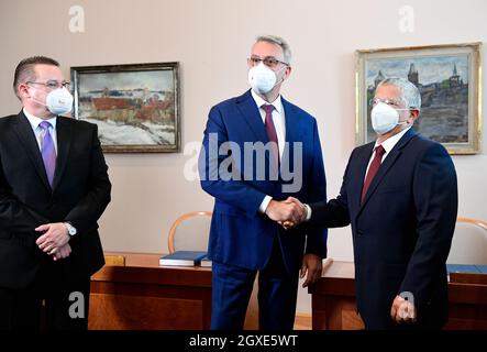 Das tschechische Verteidigungsministerium hat heute, am Dienstag, den 5. Oktober 2021, den Vertrag über den Kauf von vier Batterien des LUFTVERTEIDIGUNGSSYSTEMS SPYDER aus Israel abgeschlossen, den die israelische Firma Rafael auf der Grundlage eines zwischenstaatlichen Abkommens für 13.7 Milliarden Kronen liefern würde. Der Vertrag wurde vom stellvertretenden Verteidigungsminister Lubor Koudelka (links), der für die Akquisitionen zuständig ist, und dem Generaldirektor des israelischen Verteidigungsministeriums, Amir Eshel (rechts), unterzeichnet. Das SHORAD-System (Short Range Air Defence) wurde entwickelt, um Städte, Kernkraftwerke, Flughäfen, Industriezentren und andere wichtige Räumlichkeiten zu schützen. Stockfoto