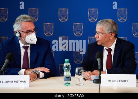 Das tschechische Verteidigungsministerium hat heute, am Dienstag, den 5. Oktober 2021, den Vertrag über den Kauf von vier Batterien des LUFTVERTEIDIGUNGSSYSTEMS SPYDER aus Israel abgeschlossen, den die israelische Firma Rafael auf der Grundlage eines zwischenstaatlichen Abkommens für 13.7 Milliarden Kronen liefern würde. Der Vertrag wurde vom stellvertretenden Verteidigungsminister Lubor Koudelka (nicht zu sehen), der für die Akquisitionen zuständig ist, und dem Generaldirektor des israelischen Verteidigungsministeriums, Amir Eshel (rechts), unterzeichnet. Das SHORAD-System (Short Range Air Defense) wurde entwickelt, um Städte, Kernkraftwerke, Flughäfen, Industriezentren und andere wichtige Prämis zu schützen Stockfoto