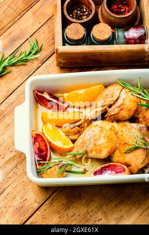 Gegrilltes Hähnchenfleisch mit Orangensauce und Rosmarin in einem Backform Stockfoto