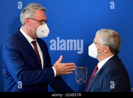 Das tschechische Verteidigungsministerium hat heute, am Dienstag, den 5. Oktober 2021, den Vertrag über den Kauf von vier Batterien des LUFTVERTEIDIGUNGSSYSTEMS SPYDER aus Israel abgeschlossen, den die israelische Firma Rafael auf der Grundlage eines zwischenstaatlichen Abkommens für 13.7 Milliarden Kronen liefern würde. Der Vertrag wurde vom stellvertretenden Verteidigungsminister Lubor Koudelka (nicht zu sehen), der für die Akquisitionen zuständig ist, und dem Generaldirektor des israelischen Verteidigungsministeriums, Amir Eshel (rechts), unterzeichnet. Das SHORAD-System (Short Range Air Defense) wurde entwickelt, um Städte, Kernkraftwerke, Flughäfen, Industriezentren und andere wichtige Prämis zu schützen Stockfoto