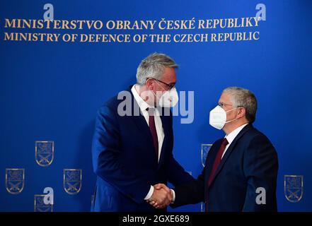 Das tschechische Verteidigungsministerium hat heute, am Dienstag, den 5. Oktober 2021, den Vertrag über den Kauf von vier Batterien des LUFTVERTEIDIGUNGSSYSTEMS SPYDER aus Israel abgeschlossen, den die israelische Firma Rafael auf der Grundlage eines zwischenstaatlichen Abkommens für 13.7 Milliarden Kronen liefern würde. Der Vertrag wurde vom stellvertretenden Verteidigungsminister Lubor Koudelka (nicht zu sehen), der für die Akquisitionen zuständig ist, und dem Generaldirektor des israelischen Verteidigungsministeriums, Amir Eshel (rechts), unterzeichnet. Das SHORAD-System (Short Range Air Defense) wurde entwickelt, um Städte, Kernkraftwerke, Flughäfen, Industriezentren und andere wichtige Prämis zu schützen Stockfoto