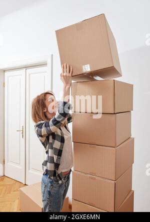 Junge Frau mit Kartons Stockfoto