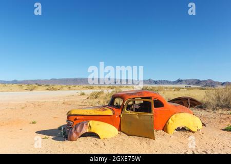 Altes Auto im Sand der Namib-Wüste, Solitaire, Namibia, Afrika Stockfoto