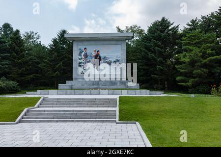 Pjöngjang, Nordkorea - 27. Juli 2014: Propagandaband, das eine Kinderszene von Kim Il Sung im Mangyongdae Park zeigt Stockfoto