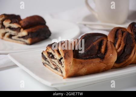 Babka- oder Brioche-Brot. Gefüllt mit Haselnusscreme. Traditionelle jüdische Brot-wie Kuchen mit Schokolade oder Zimt gewirbelt und mit Nuggets von gekrönt Stockfoto