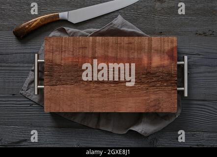 Holzschneidebrett auf Holztisch Stockfoto