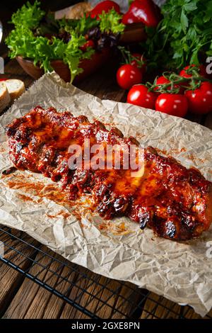 Würzige Spare Ribs mit gebackenen Kartoffeln und saurer Rahm Stockfoto