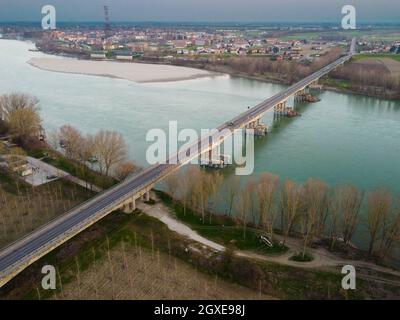 Luftaufnahme der viadana boretto Brücke über den Po Fluss emilia romagna - lombardia, italien Stockfoto