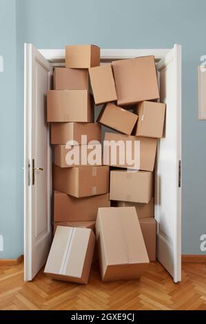 Eingang voll mit Pappkartons Stockfoto