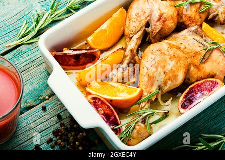 Gegrilltes Hähnchenfleisch mit Orangensauce und Rosmarin.hausgemachte Speisen Stockfoto