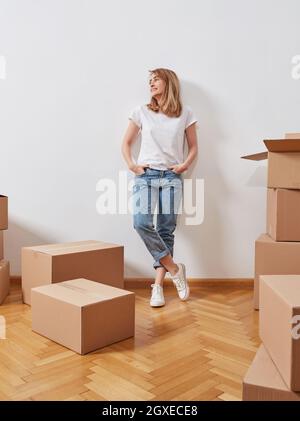 Junge Frau mit Kartons Stockfoto