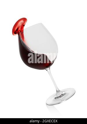 Rotwein spritzt in einem Glas auf weißem Hintergrund Stockfoto
