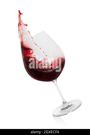 Rotwein spritzt in einem Glas auf weißem Hintergrund Stockfoto