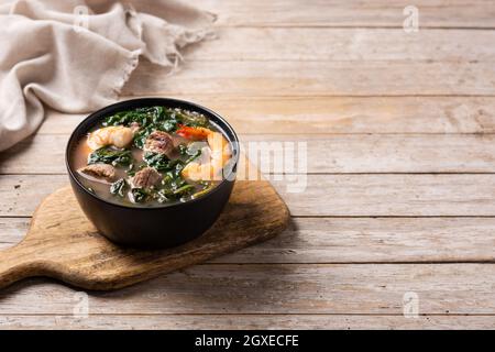 Rindfleisch, Okra-Eintopf und Spinatsuppe in einer Schüssel auf einem Holztisch Stockfoto