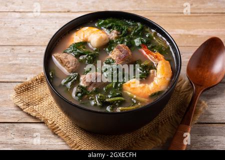 Rindfleisch, Okra-Eintopf und Spinatsuppe in einer Schüssel auf einem Holztisch Stockfoto