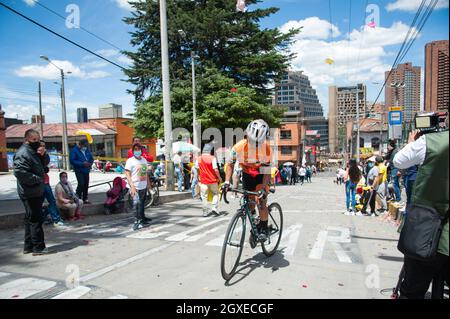 Die Einwohner des Viertels La Perseverancia unterstützen Radfahrer beim letzten Finale der Vuelta a Colombia Femenina 2021 in Bogotá, Kolumbien Stockfoto