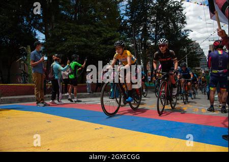 Die Einwohner des Viertels La Perseverancia unterstützen Radfahrer beim letzten Finale der Vuelta a Colombia Femenina 2021 in Bogotá, Kolumbien Stockfoto