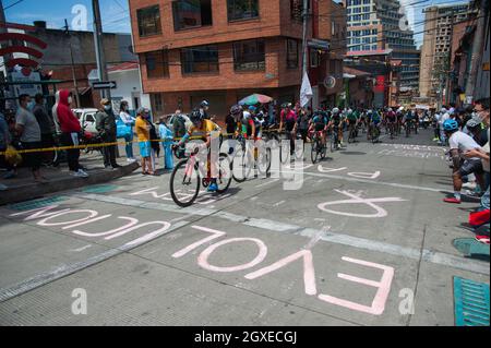 Die Einwohner des Viertels La Perseverancia unterstützen Radfahrer beim letzten Finale der Vuelta a Colombia Femenina 2021 in Bogotá, Kolumbien Stockfoto