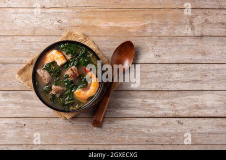 Rindfleisch, Okra-Eintopf und Spinatsuppe in einer Schüssel auf einem Holztisch Stockfoto