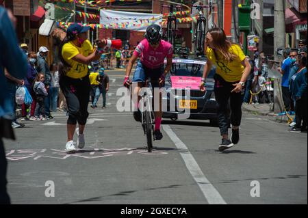 Die Einwohner des Viertels La Perseverancia unterstützen Radfahrer beim letzten Finale der Vuelta a Colombia Femenina 2021 in Bogotá, Kolumbien Stockfoto