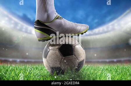 Fußballspieler mit Soccerball auf dem Rasen eines Stadions bereit für die WM Stockfoto