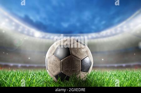 Soccerball auf dem Rasen eines Stadions bereit für die WM Stockfoto