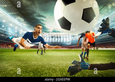 Fußballstürmer trifft den Ball mit dem Kopf gegen das Netz. 3D-Rendering Stockfoto