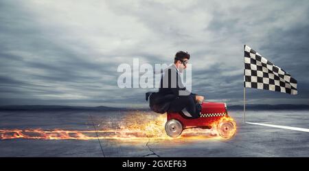 Schnelle Geschäftsmann mit einem Auto gewinnt gegen die Konkurrenten. Konzept für geschäftlichen Erfolg und Wettbewerb Stockfoto