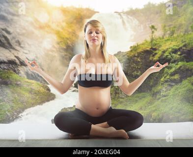 Schwanger entspannt sich und hält fit beim Yoga Stockfoto