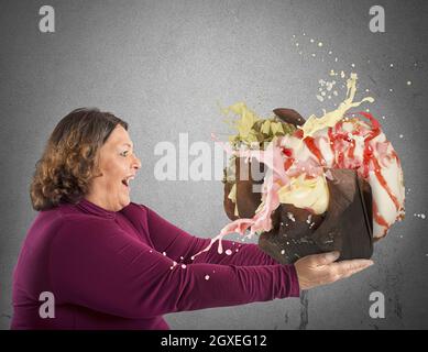 Frau vom Anblick von Süßigkeiten begeistert Stockfoto