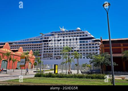 RIO DE JANEIRO, BRASILIEN - 30. DEZEMBER 2019: Das Kreuzschiff dockte im Hafen von Rio de Janeiro an Stockfoto